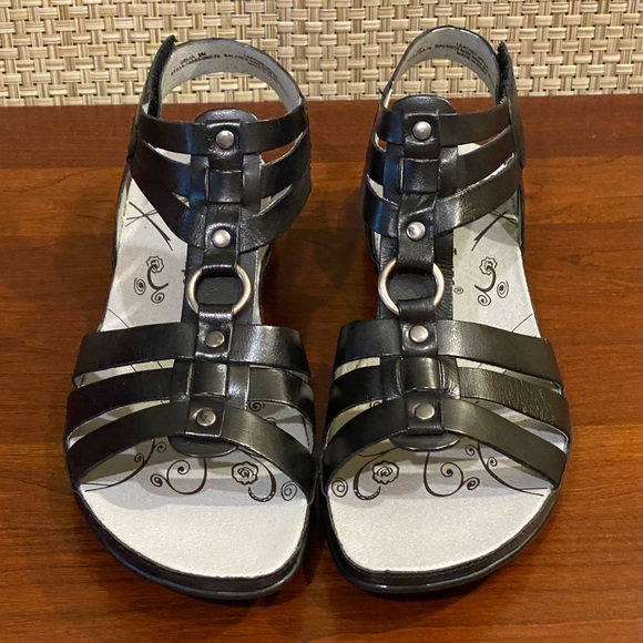 BareTraps Shoes - NIB BareTraps Delia Black Leather Gladiator Sandal